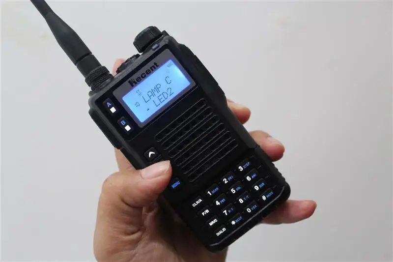 Высокая мощность 10 Вт трехдиапазонный VHF/UHF двухсторонний радиопередатчик приемопередатчик радиоприемники w/DTMF/ANI/Scramble функция+ светодиодный фонарик