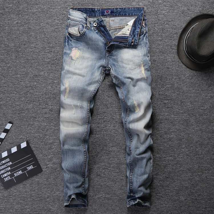 Итальянский Стиль модные Для мужчин джинсы Недавно Дизайнер светло голубой цвет лоскутное Рваные джинсы для Для мужчин уличной хип-хоп