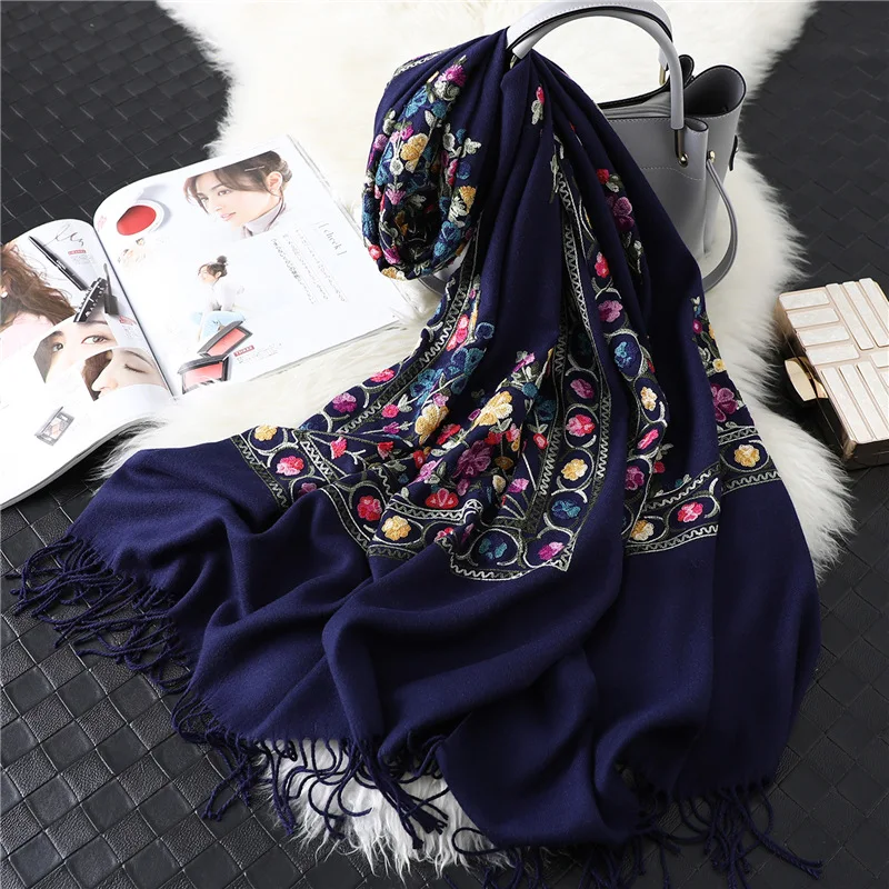 Элегантный кашемировый шарф с цветочной вышивкой для женщин, новинка, модные плотные теплые зимние шарфы с кисточками, шали высокого качества - Цвет: WJ60-navy