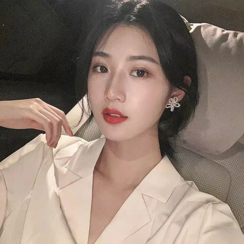 

Gentle Pearl string flower ear nail simple sweet compact temperament earrings female net red tide Super fairy fashion ear jewelr