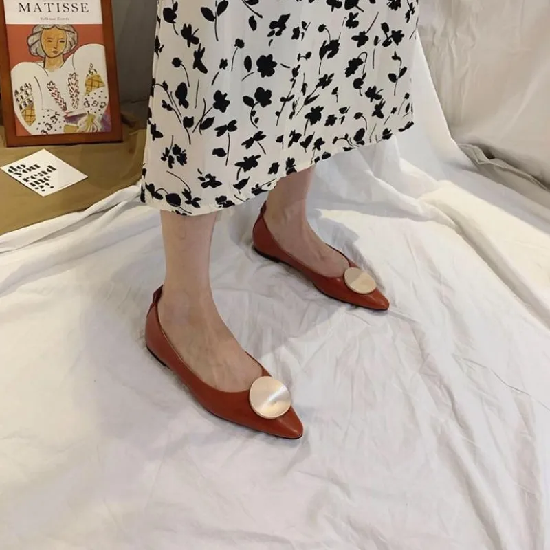 Лоферы с геометрическим круглым пряжки для обуви Дамская Мода Кожа, плоская подошва, низкий вырез; обувь с острым носком женские белые красные туфли на плоской подошве для женщин