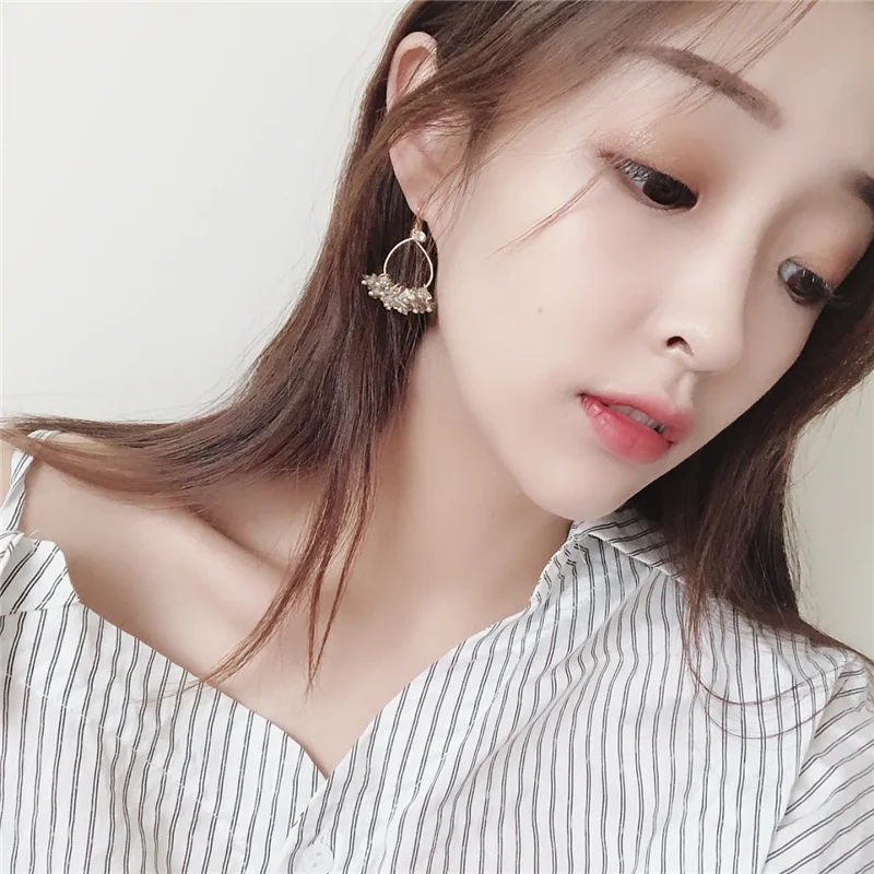 

2019 new design brand earrings hollow small beads simple earrings for women.