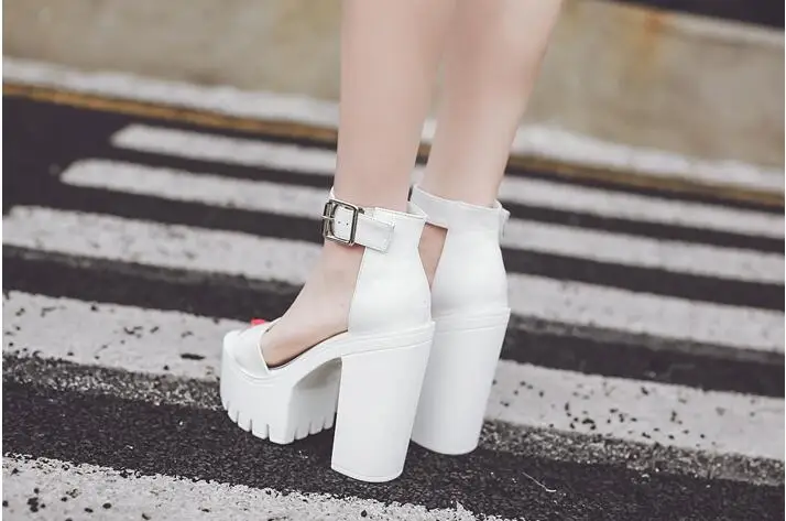 Женские кожаные сандалии в европейском и американском стиле, очень высокие непромокаемые женские туфли, белые модные модели женской обуви