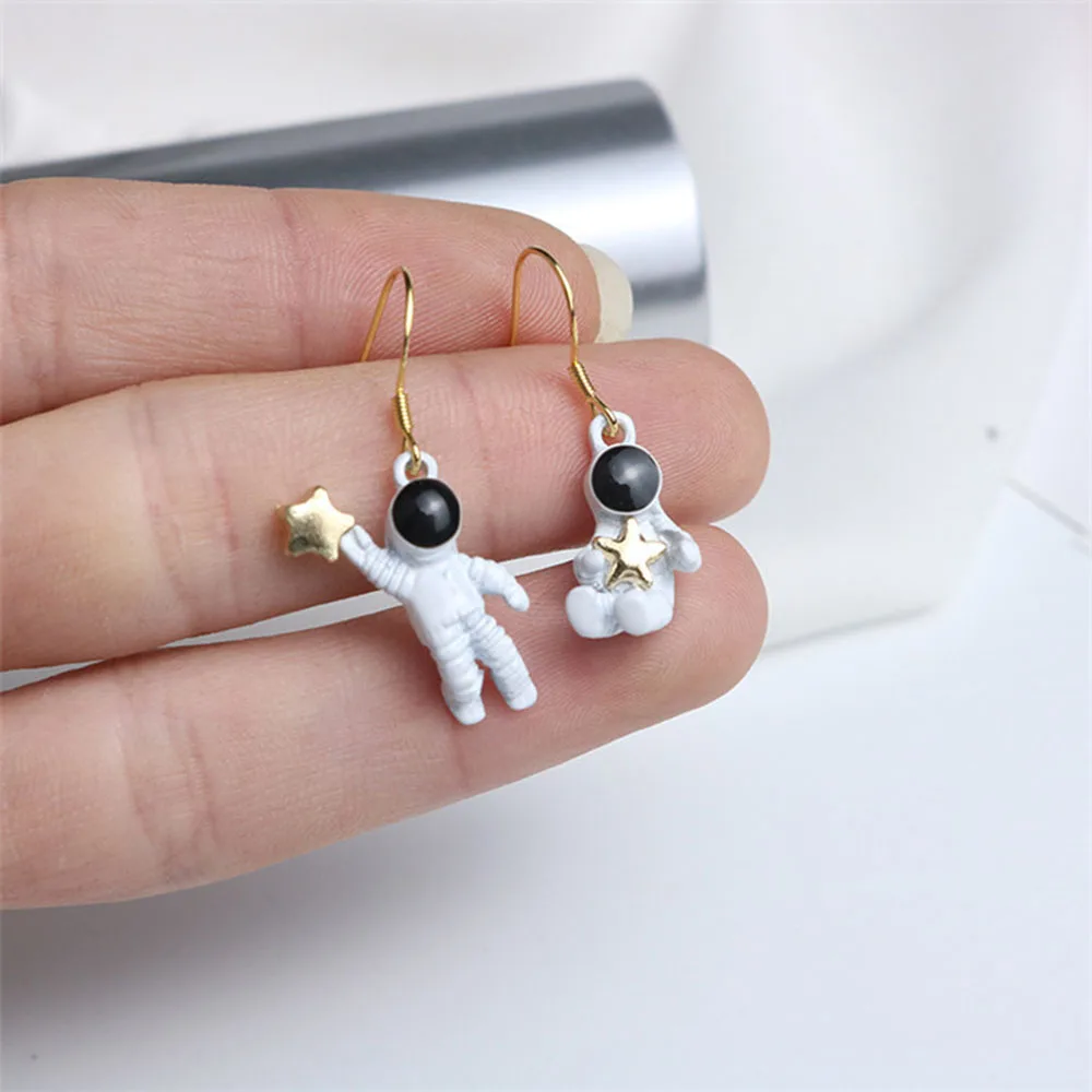 

1 Pair Woman Elegant Creative Design Interesting Jewelry Accessories Space Star Asymmetrical Astronaut Stud Earrings Fashion