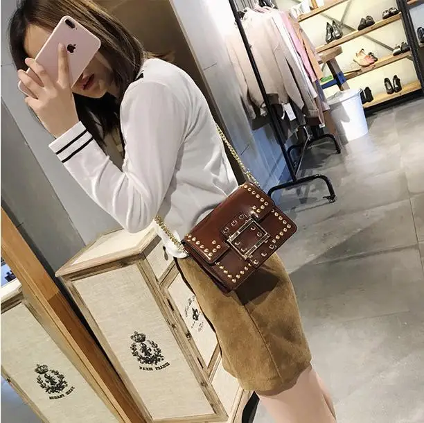 Роскошные Сумки Для женщин дизайнер сумка известная марка Crossbody клатч Заклёпки