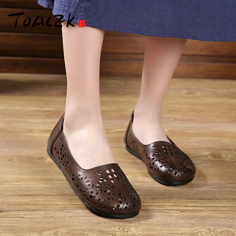 

New retro literary female female hollow sandals female summer leather flat simple comfortable single shoes