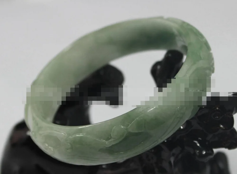 

2408 VINTAGE BEAUTIFUL HAND-CARVED GREEN JADEITE JADE GEMS BANGLE BRACELET