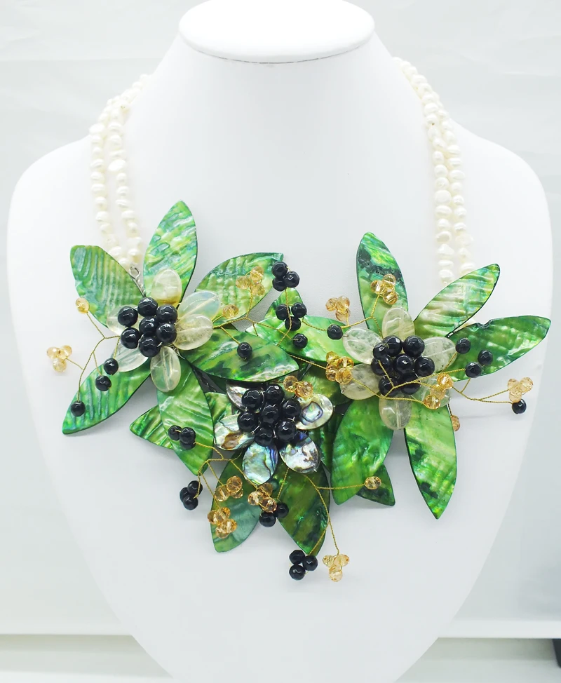 

NO-242# Charm Vintage lady ! Shell/pearl flower necklace