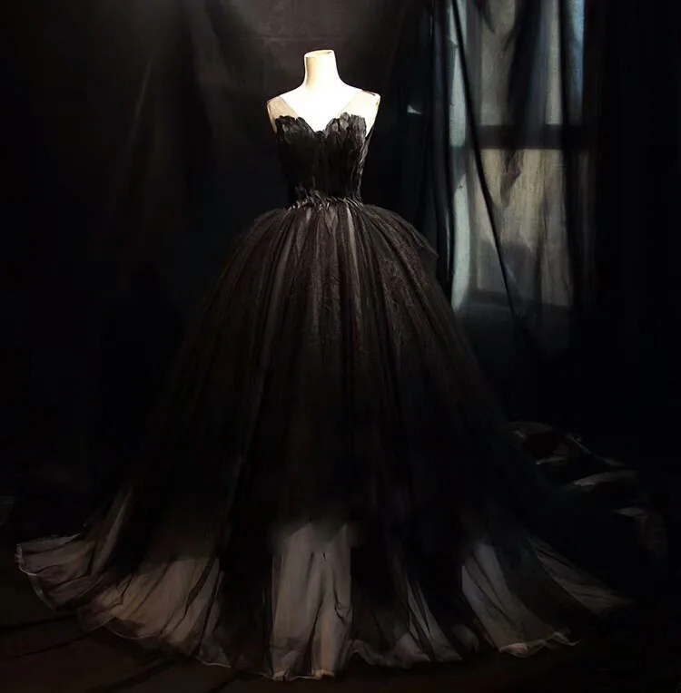 

Gothic Wedding Dress 2019 Fashion V-neck Ball Gown Black Feathers Wedding Dress Long Ostrich Wedding Gown Vestido Noiva W55