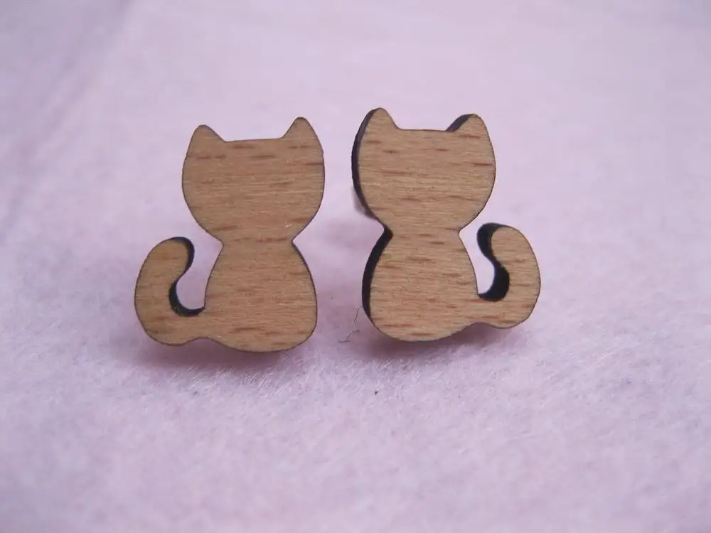 

Unique baby cat with a bend tail wooden stud