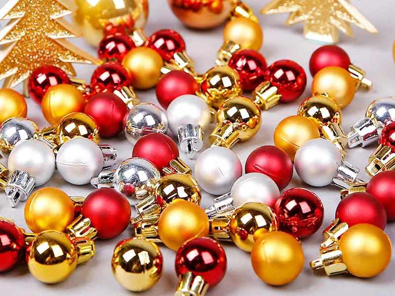 новогодние шарики на елке. шары красные с золотом на елку. серебро золото красный украшение елки. шары красные с золотом на елку. шары красные с золотом на елку.