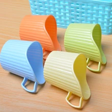 1 шт маленькая ручка Пластик одноразовые Бумага подстаканник Креативный дизайн чашки держатель, цвет случайный