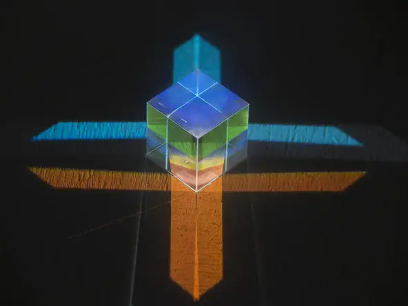 

2PCS 3.2x3.2x3.4cm Defective Cross Dichroic X-Cube Prism RGB Combiner or Splitter Prism