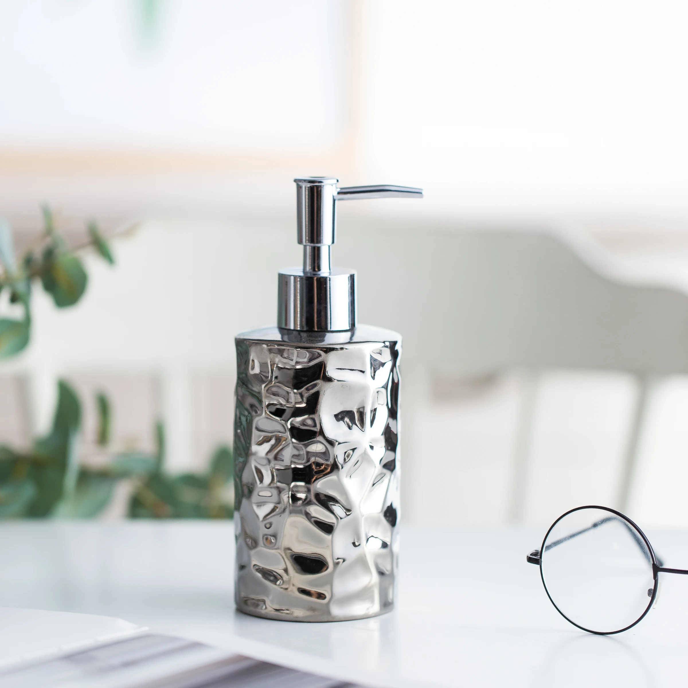 European style ceramic bathroom set silver plated washroom bathroom accessories wash cups toothbrush holder soap dish dispenser European style ceramic bathroom set silver plated washroom bathroom accessories wash cups toothbrush holder soap dish dispenser