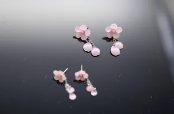 

[laughs] micro hand / earrings s (two hand-painted shrink falling cherry size