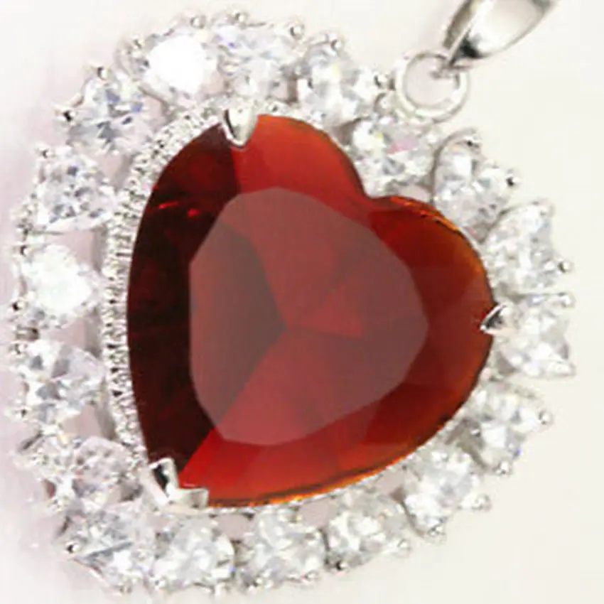 

Beautiful red crystal heart pendant necklace 5.27