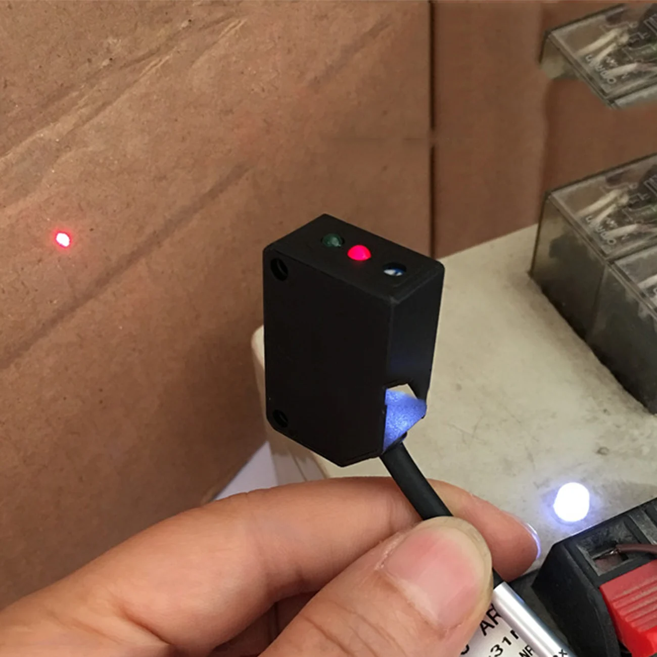 

Laser photoelectric switch infrared sensing distance 200-300MM PNP diffuse reflection infrared visible light normally open DC24V