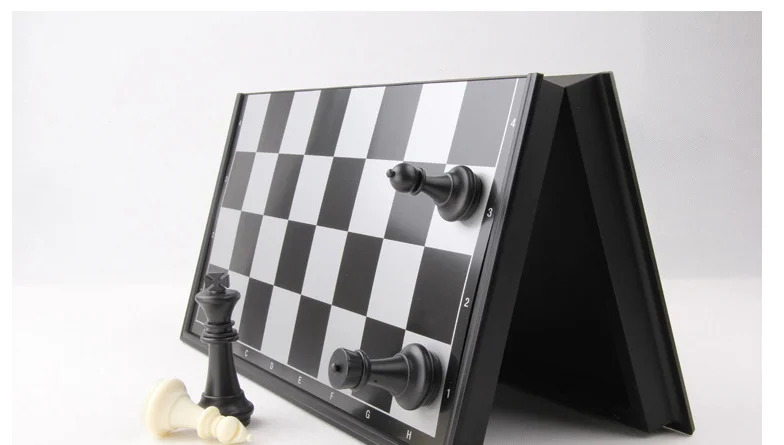 Черный и белый HIPS Ударопрочный пластиковый материал магнитный складной шахматы используется для семейных вечерние шахматы
