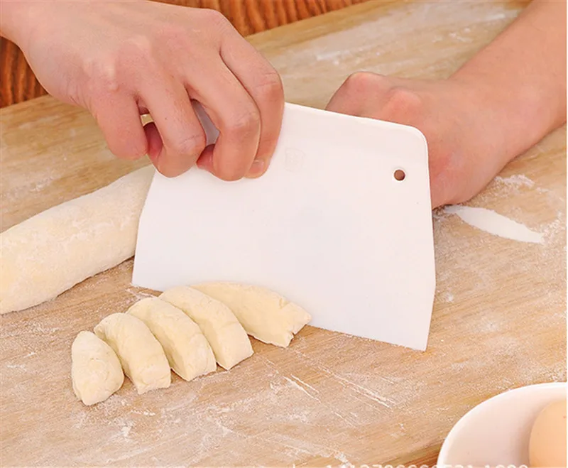 

High Quality 1pcs DIY Baking Scraper Butter Knife Plastic Cake Dough Cutter Kitchen Baking Tools Small Size Free Shipping