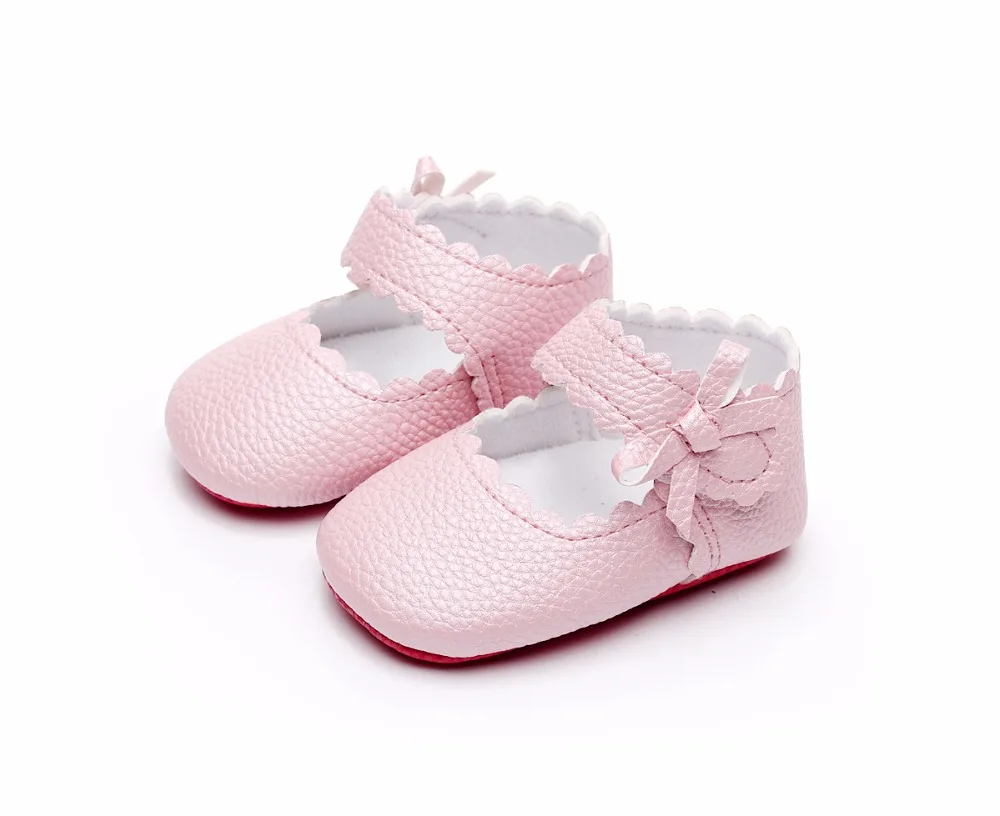 Милая обувь для маленьких девочек в стиле Sidebow; балетки с ремешком на подъеме из мягкой искусственной кожи; модельная обувь для новорожденных; Мокасины с красной подошвой
