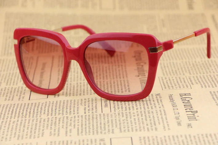 

Fashion wild Red frame  FRISSON Simple Plate Frame Beautiful Elegant Square Frame  Anti-UV 400 Gradient Lens