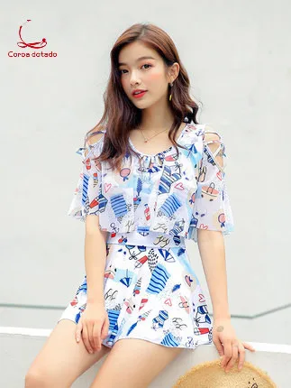

One-piece skirt with flat corners to cover the stomach and small chest, and gather together to show the slim body