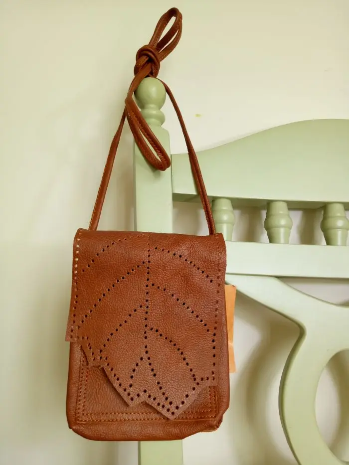 2017 New Handmade Soft Women Genuine Leather Bag Hollow Out National Leaf Shape Cover Vintage Small Messenger Bags 2017 New Handmade Soft Women Genuine Leather Bag Hollow Out National Leaf Shape Cover Vintage Small Messenger Bags