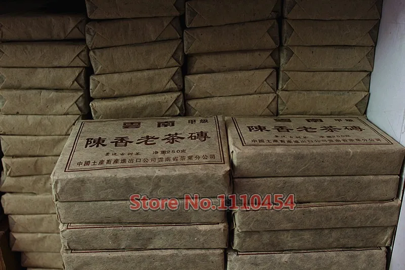 25 years old Puer tea health care pu er tea pu erh compressed pu'er brick Puerh Yunnan ancient trees fragrant old brick tea 25 years old Puer tea health care pu er tea pu erh compressed pu'er brick Puerh Yunnan ancient trees fragrant old brick tea