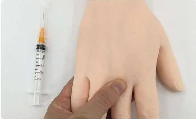 Усовершенствованная тренировочная модель для рук venipuncture включает в себя поддержку инфузий