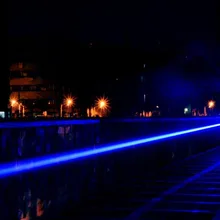 Лазерная гравировальная машина, выделенная на открытом воздухе, ориентированная на синие бумажные в пятнах предохранитель припоя провода