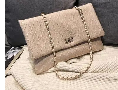 

2018 new Hong Kong style fashion rhombic velvet casual retro wild chain single shoulder clutch bag.