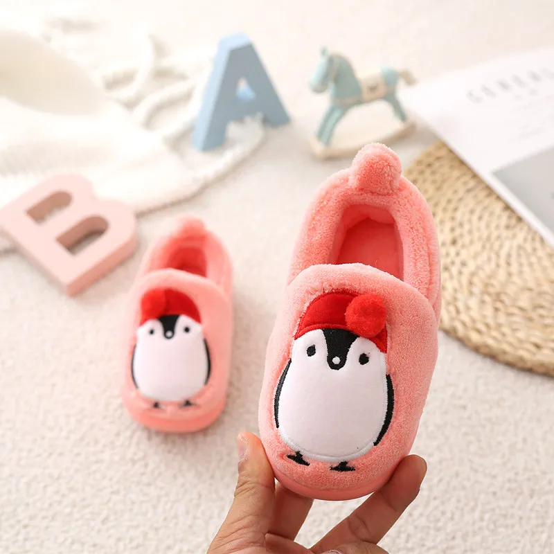 Зимние детские хлопковые тапочки для мальчиков и девочек; домашние тапочки; модные плюшевые теплые домашние тапочки для малышей; бархатная обувь - Цвет: pink slipper