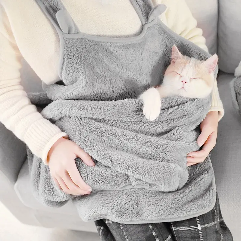 Online Cachorro gato perro llevar mochila Coral terciopelo conejo gato delantal para pelo antiadherente pelo abrazar ropa de perro para gato bolsa de bolsillo camas