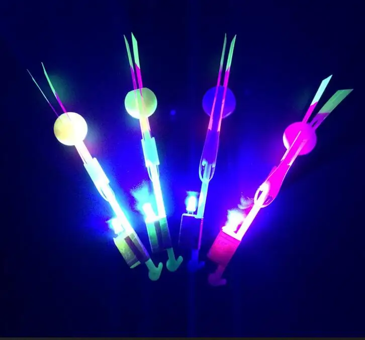 Billig 50 teile los Große LED Licht Pfeil Fliegende Spielzeug Party Spaß Kinder Outdoor Blinkende Spielzeug Fliegen Pfeil Farbe Party Spaß Geschenk  Random