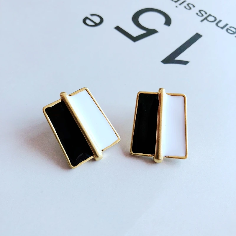 

Free Shipping New Fashion Black And White Mixed Enamel Geometric Clip Earring