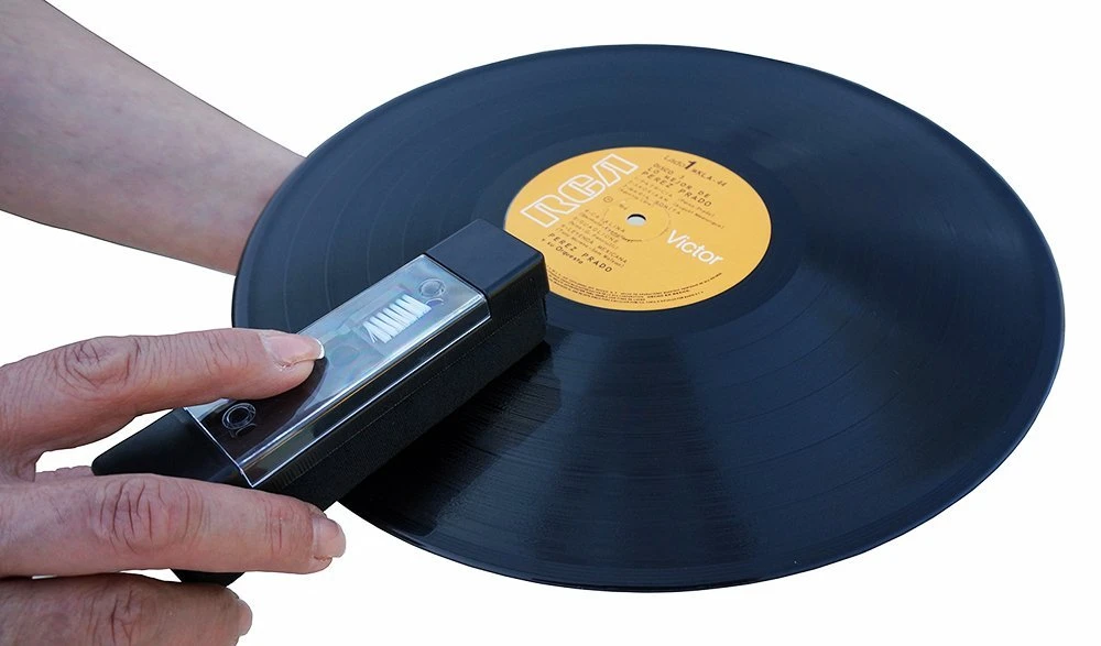 портативный проигрыватель пластинок. виниловый проигрыватель roadstar hif-1580bt. граммофонная пластинка. проигрыватель виниловых пластинок rps. проигрыватель пластинок.