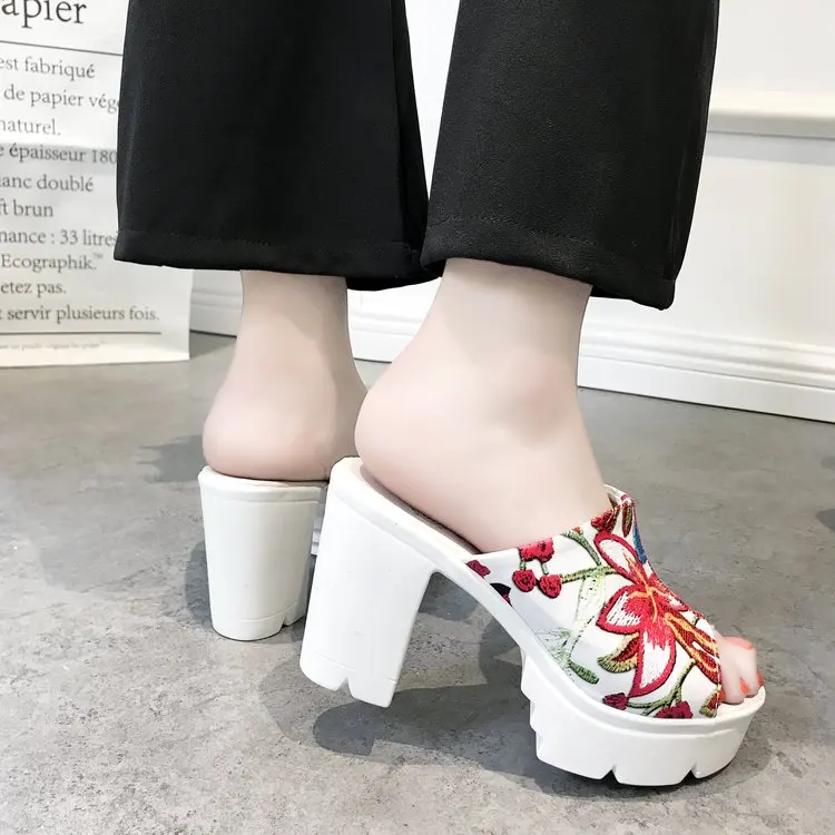 Новая женская обувь с вышивкой г. Кожаные сандалии с открытым носком, туфли без задника на высоком каблуке, на танкетке, летние шлепанцы на толстой подошве в стиле ретро