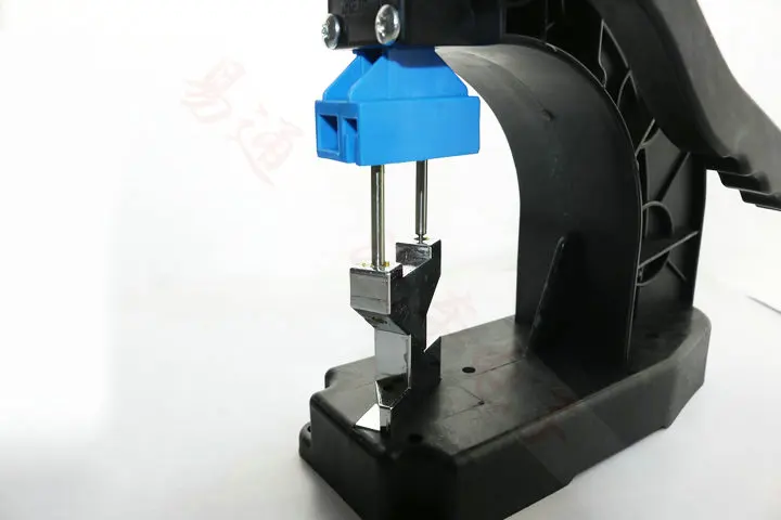 Folding-key-Disassembly-tool-apart-pin-Flip-Key-Remover-and-Installation-Fixing-Tool-Locksmith-Dismounting-pin (2)