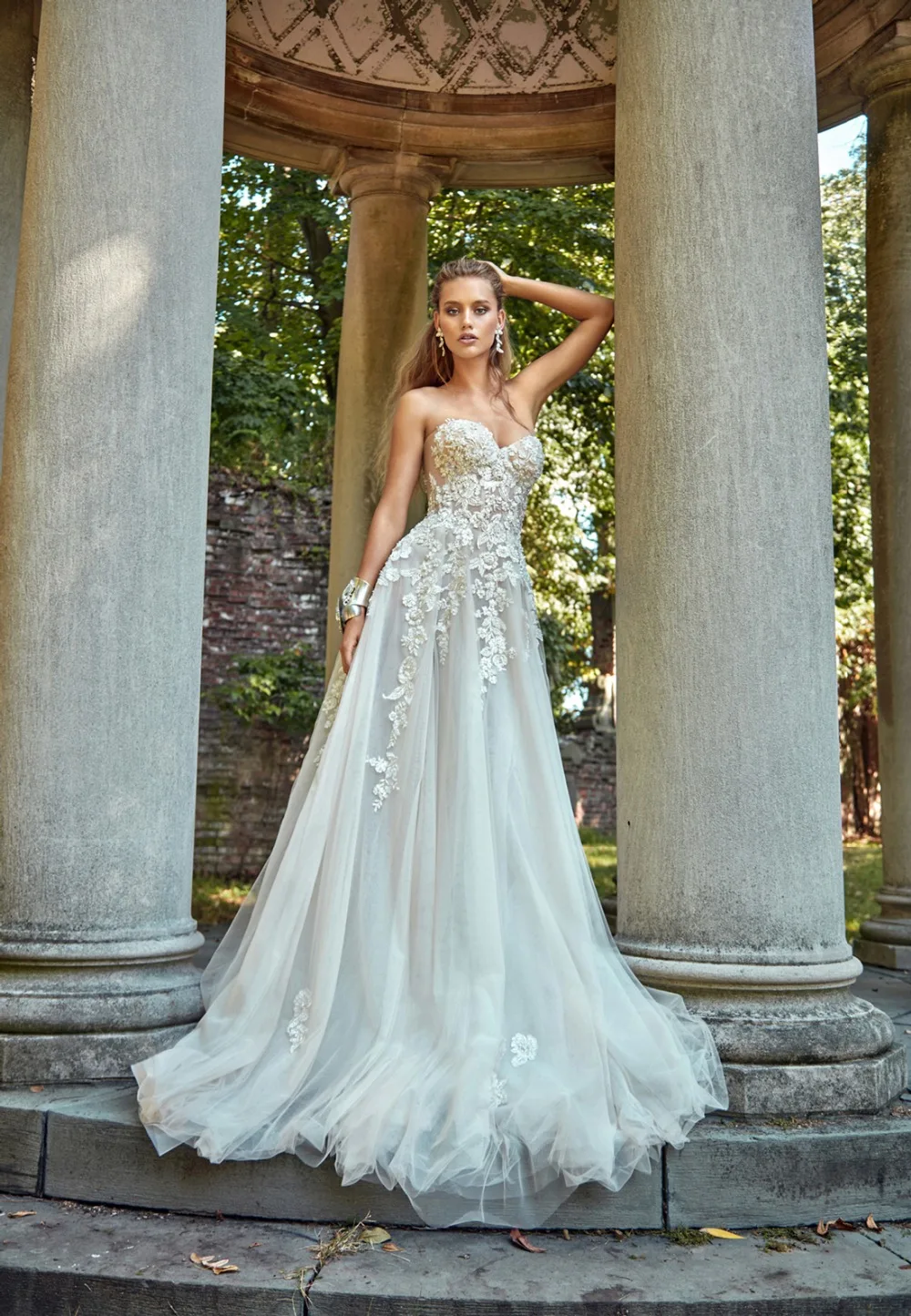 

Dramatic A-line Sheer Strapless Corset Beaded Appliques Tulle Wedding Dress