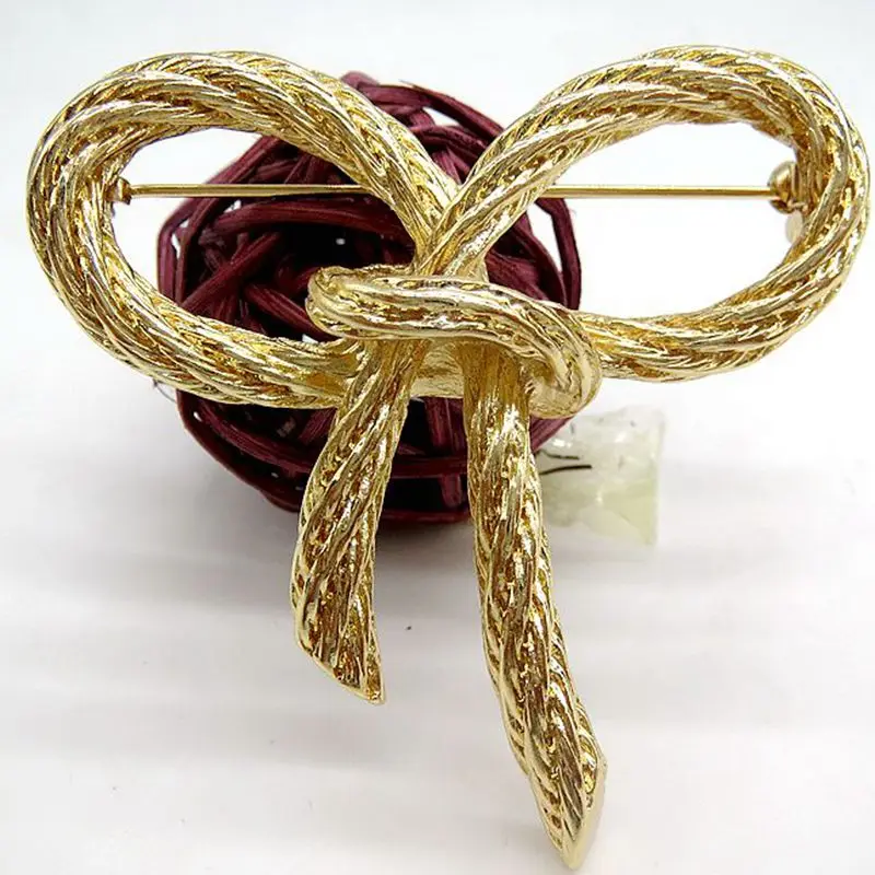 

2018 new fashions, three dimensional textures, strings, butterflies, popular yellow flowers, brooches.