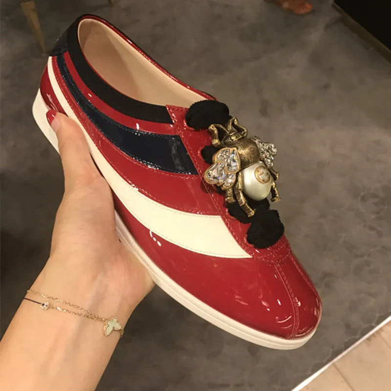 

2018 Hot Couple Little Bees Leisure Shoes for Woman Black /red Patent leather Flat heel Spring Leather casual shoes For girl