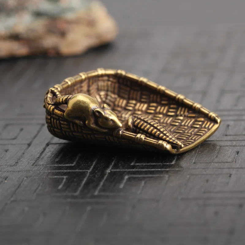 

Vintage Cute Brass Rat Stealing Corn Dustpan Statue Decoration Ornaments Home Office Ornaments Funny Children Gifts