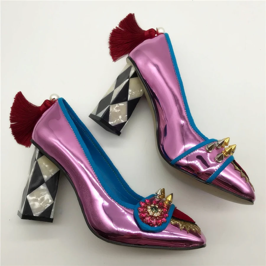 Stylesowner/женские Вечерние туфли на высоком массивном каблуке черного и белого цвета; запонка заклепка украшение из бахромы; женская обувь; Уличная обувь с красным сердцем в стиле пэчворк