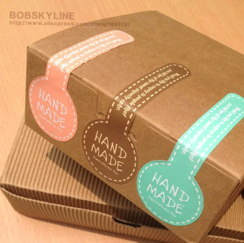 Стикеры для коробок. Наклейка на крафт коробку. Стикеры этикетки круглые. Наклейка подарок. Круглые черные наклейки.