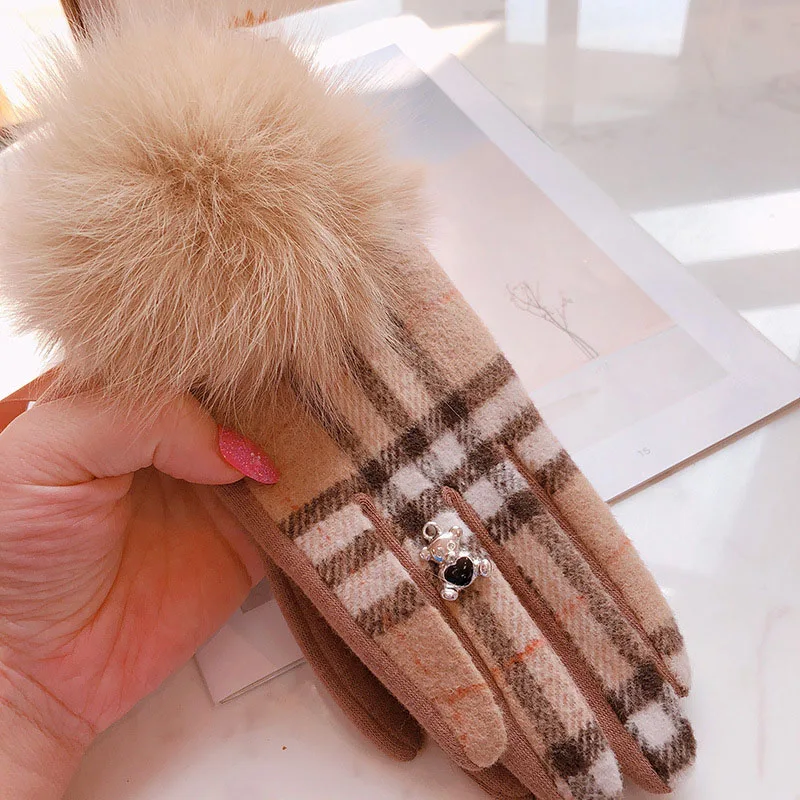 Оригинальные клетчатые бархатные перчатки, японские клетчатые перчатки из лисьего меха с шариками, перчатки с медвежонком, женские студенческие перчатки для верховой езды, бархатные