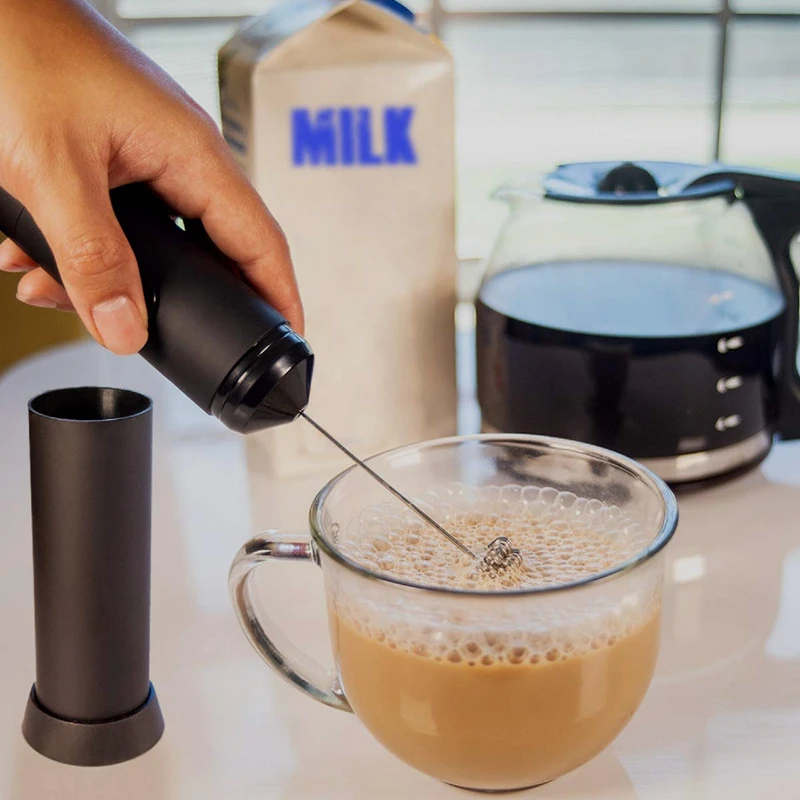 SANQ Мини Ручной вспениватель молока-Электрический пенообразователь на батарейках | включает в себя кухонную подставку, латте горячего молока яичный венчик, Coff