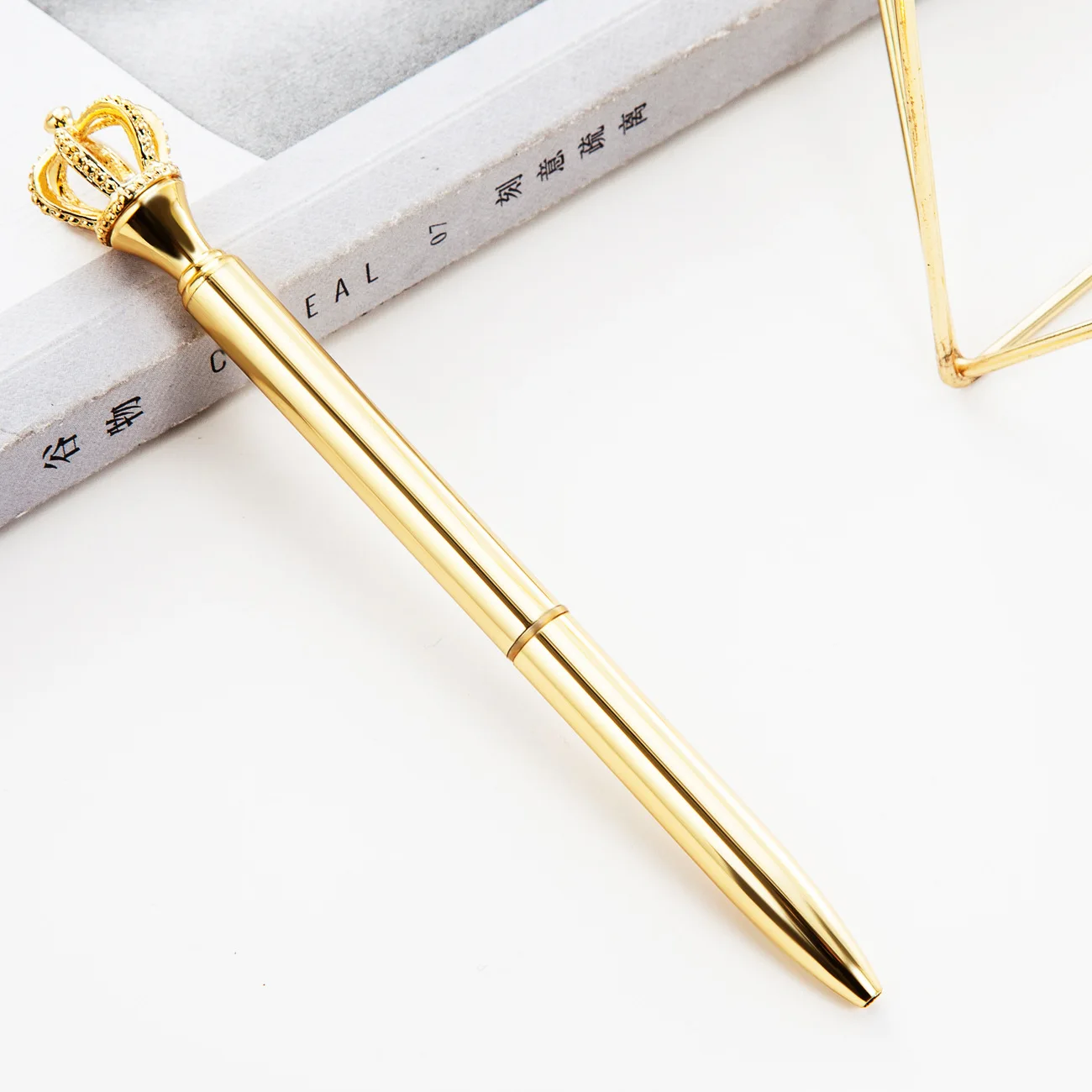 

Crown Crystal Metal ballpoint pens for writing Cute Rotating black ink ball pen 1.0 mm business pen School supplies