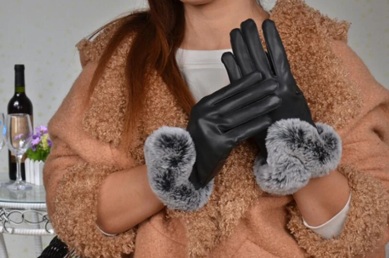 Зимнего сезона Для женщин высокое качество полиуретановые перчатки мягкий с помпонами в ворсистый меховой теплый телефон Экран сенсорный перчатки горячая Распродажа H211