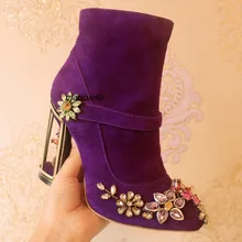 Великолепные замшевые Полусапоги фиолетового цвета с украшением в виде кристаллов и цветов; Необычные ботильоны на квадратном каблуке с вырезами и пряжкой