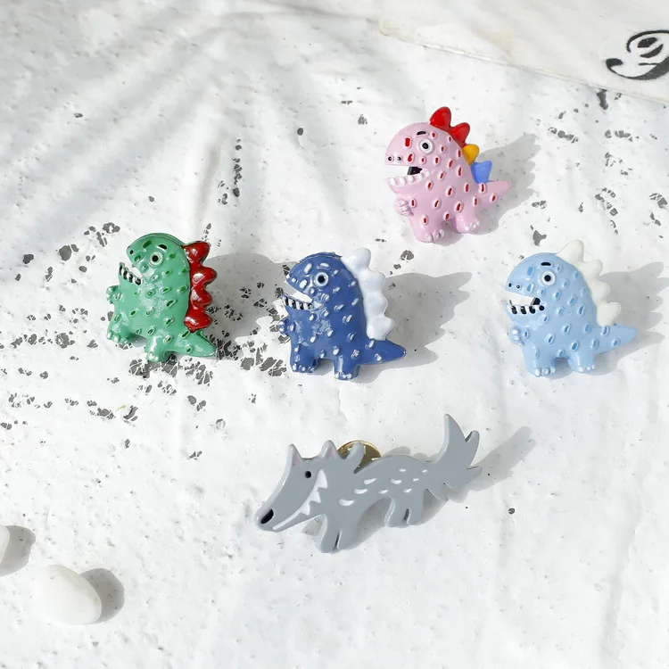 Kopen Cartoon dinosaurus timber wolf Pins en broches pin Badges Hoed Rugzak Accessoires Liefhebbers sieraden Gift